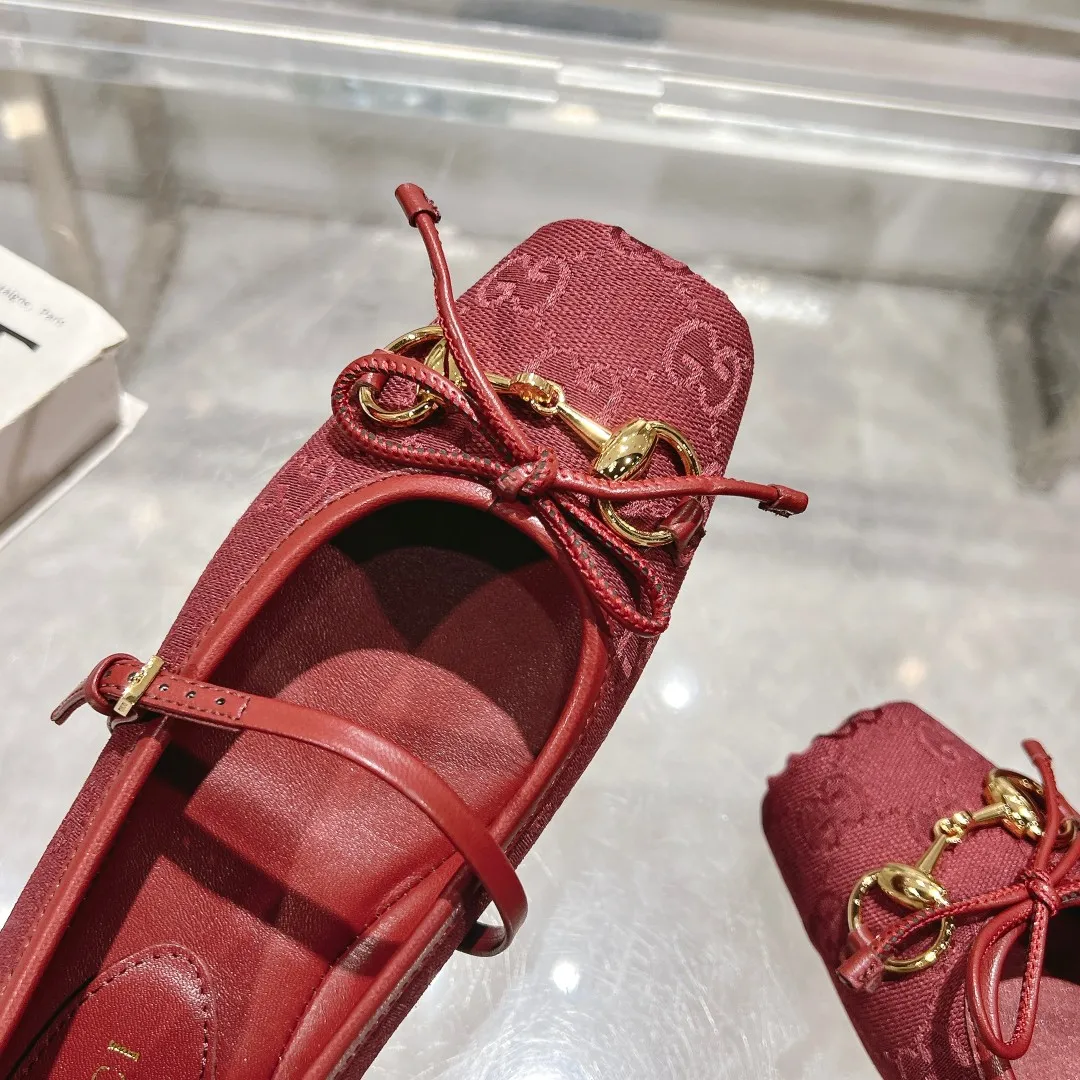 👟👟Ex-factory price 560👟👟 Gucci Horsebit series women's ballet flats. This iconic horsebit ballet flats features a square toe design and elegant bow details, paying tribute to the traditional ballet shoe style. This piece is crafted from Gucci ankh leather and embellished with a light gold-tone horsebit buckle. A 'sacchetto' construction with a soft, padded insole provides a great fit. ✅Size: 35-42 (customized for 40-42) ✅Sole material: Imported Italian genuine leather sole ✅Packaging: Brand new red box packaging